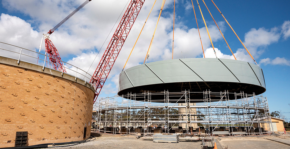 Bolivar-digestor A crane lifts the digestor steel cover back in place (Bolivar)