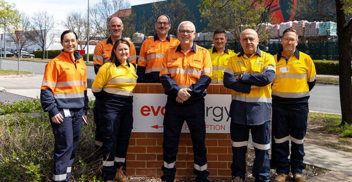 evoenergy-zinfra Workers in hard hats and high-vis workwear pose for photo